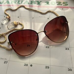 Willows sunglasses in “Donna”